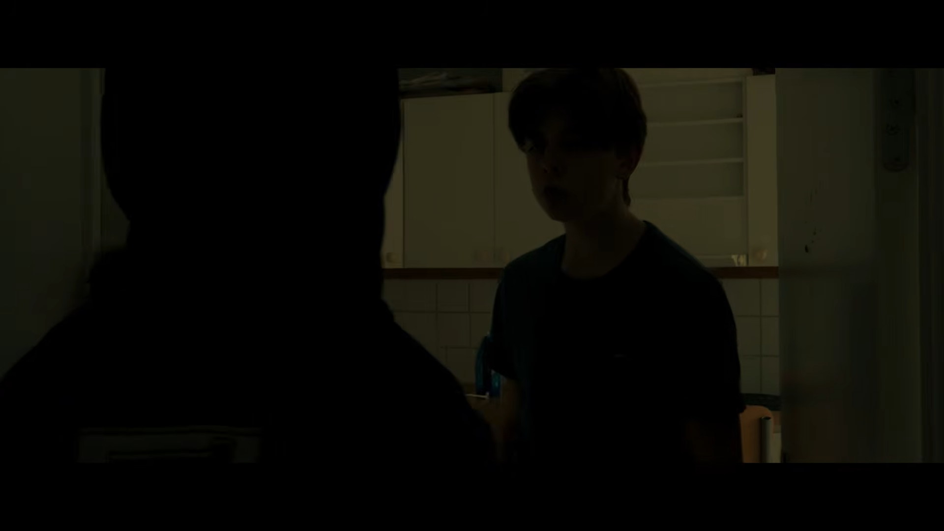 Stillbild ur Jonathan II. Kökssamtal i motljus