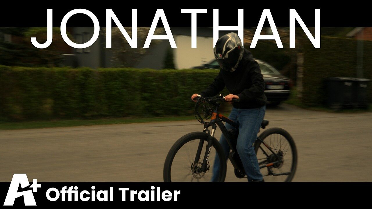 Jonathan II, officiell trailer. Cyklist i hjälm på en villagata